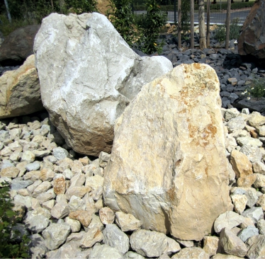 Dolomit Findlinge in Schottersteinen eingebettet