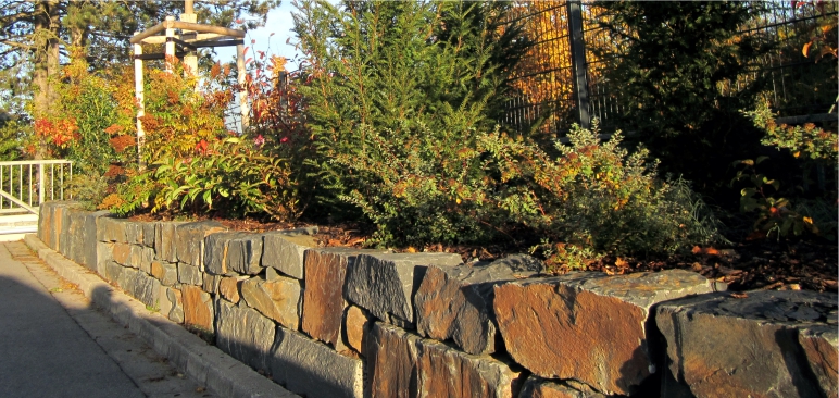 Natursteinmauer aus Grauwacke Mauersteinen
