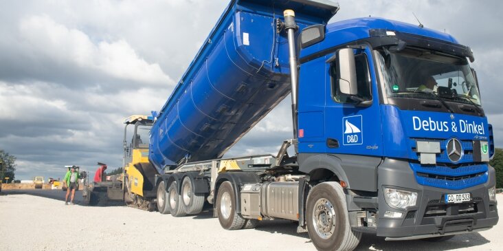 Debus & Dinkel LKW kippt in den Asphaltfertiger