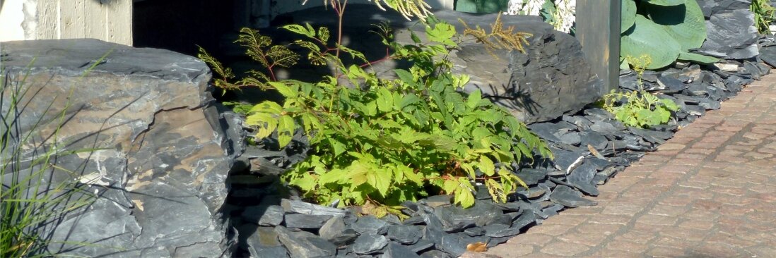 Beetgestaltung aus Thüringer Schiefersplitt und Findlingen