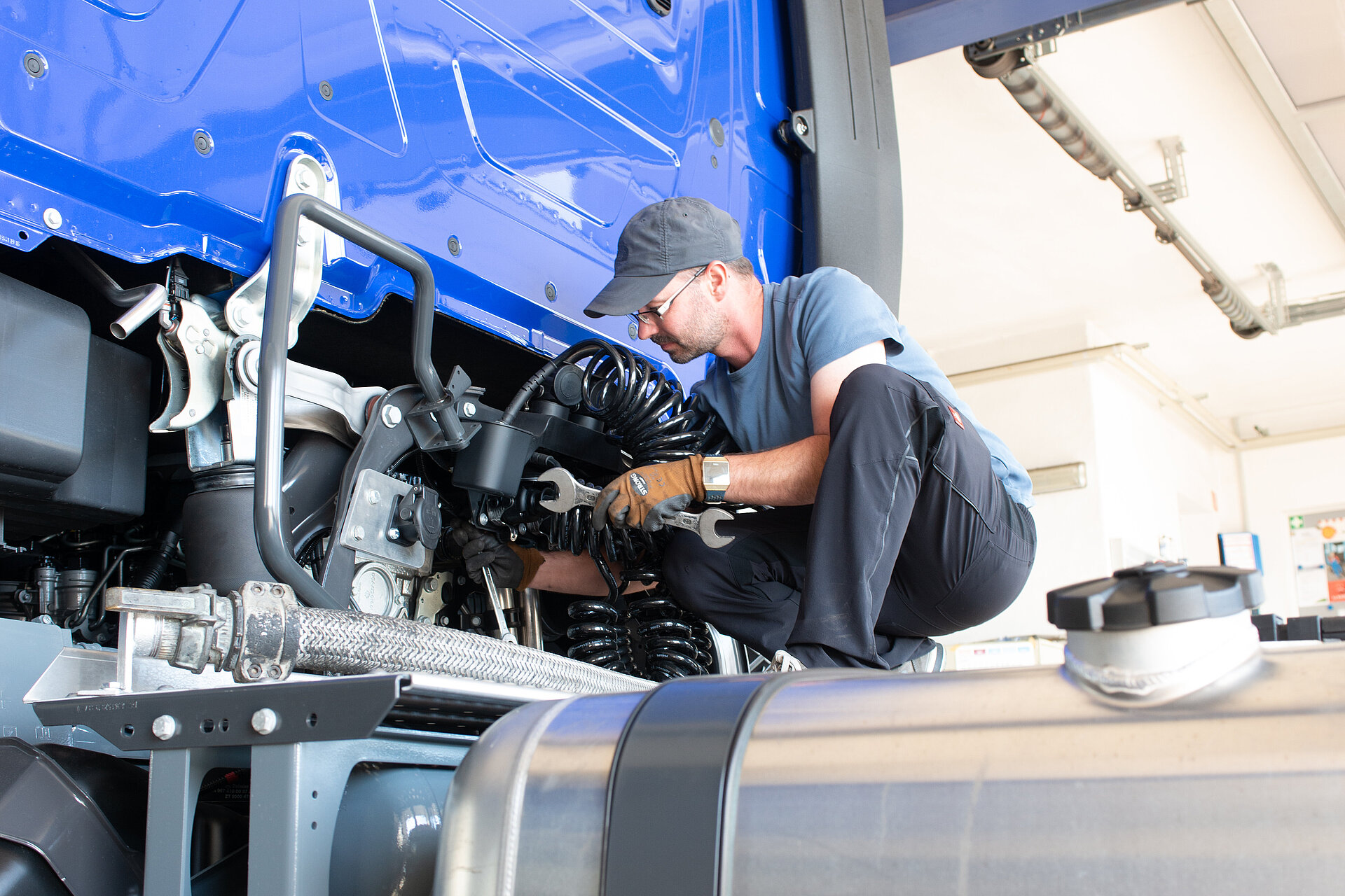 Werkstattmitarbeiter bei der Reparatur eines LKW