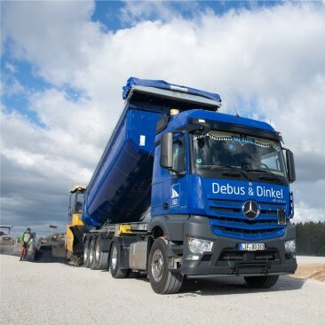Debus & Dinkel LKW kippt in den Asphaltfertiger
