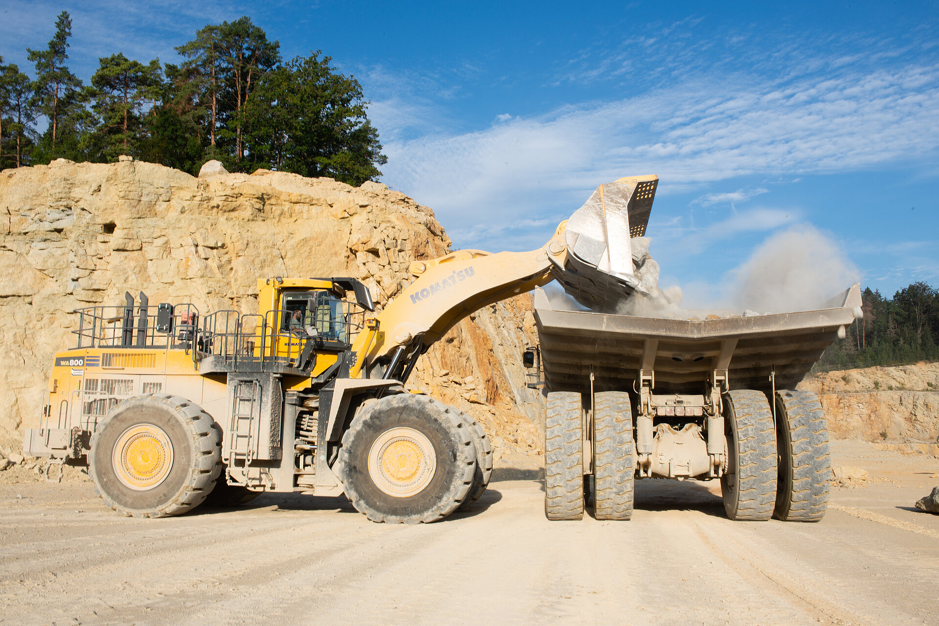 Radlader WA 800 bei der Beladung eines Muldenkippers HD 785 im Steinbruch Serkendorf
