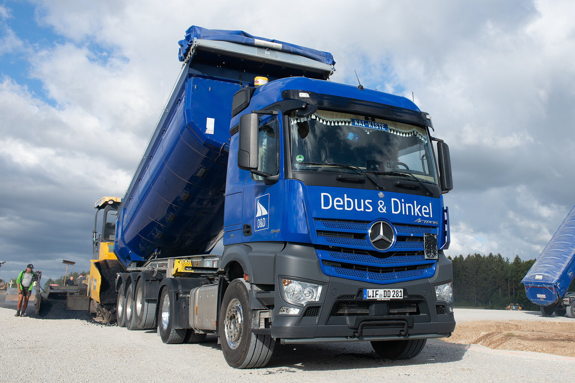 Debus & Dinkel LKW kippt in den Asphaltfertiger