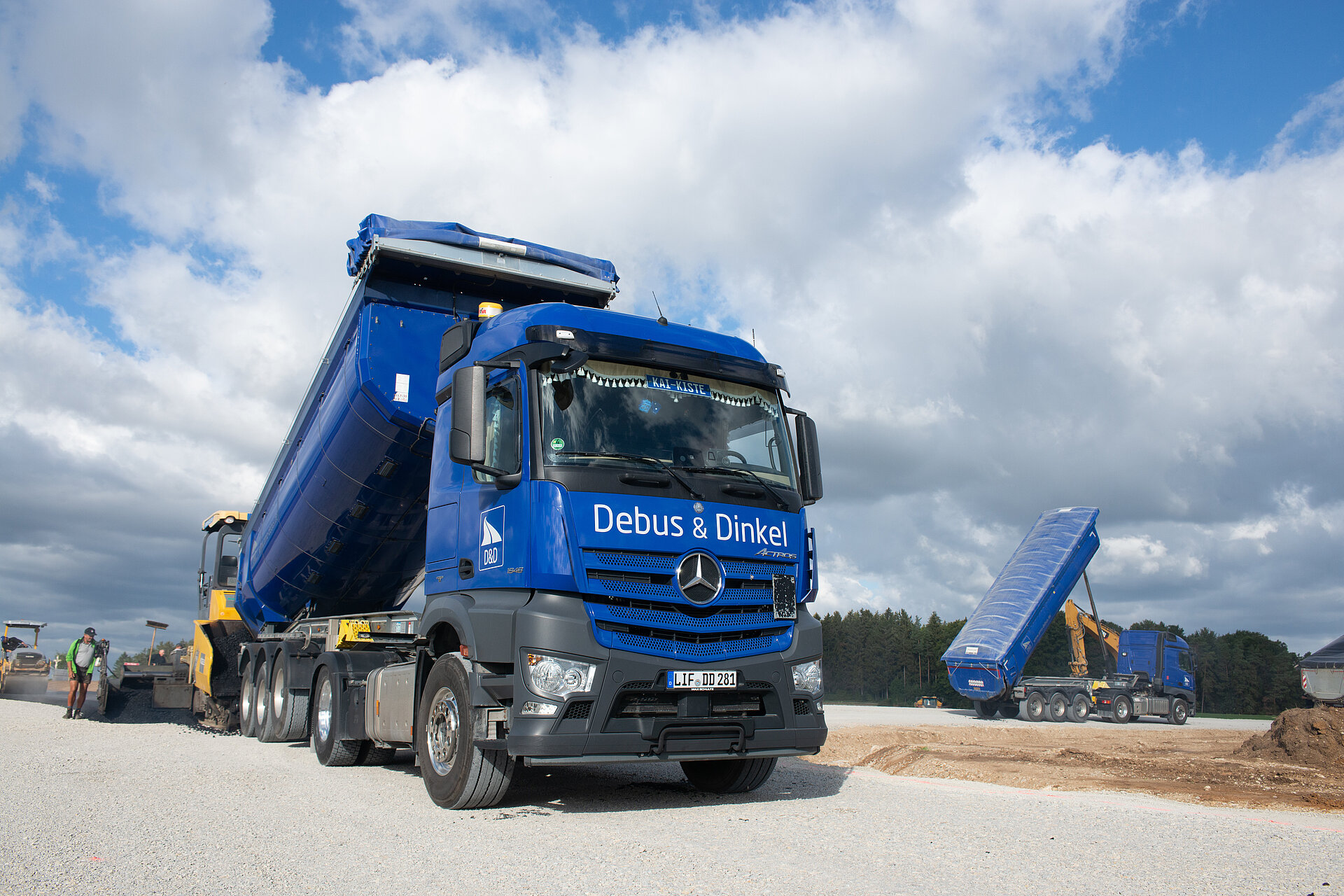 Debus & Dinkel LKW kippt in den Asphaltfertiger