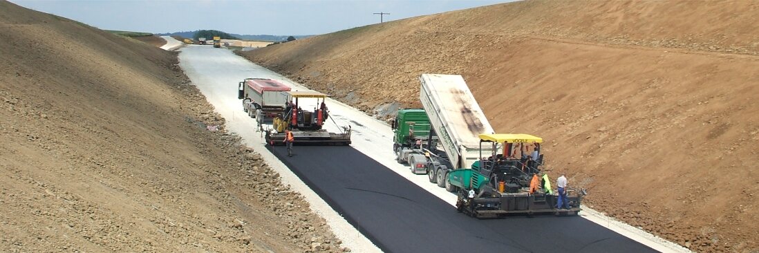LKW kippen Asphalt in Asphaltfertiger