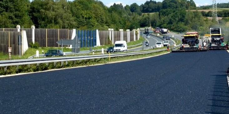Einbau einer Offenporigen Asphaltdeckschicht (OPA)