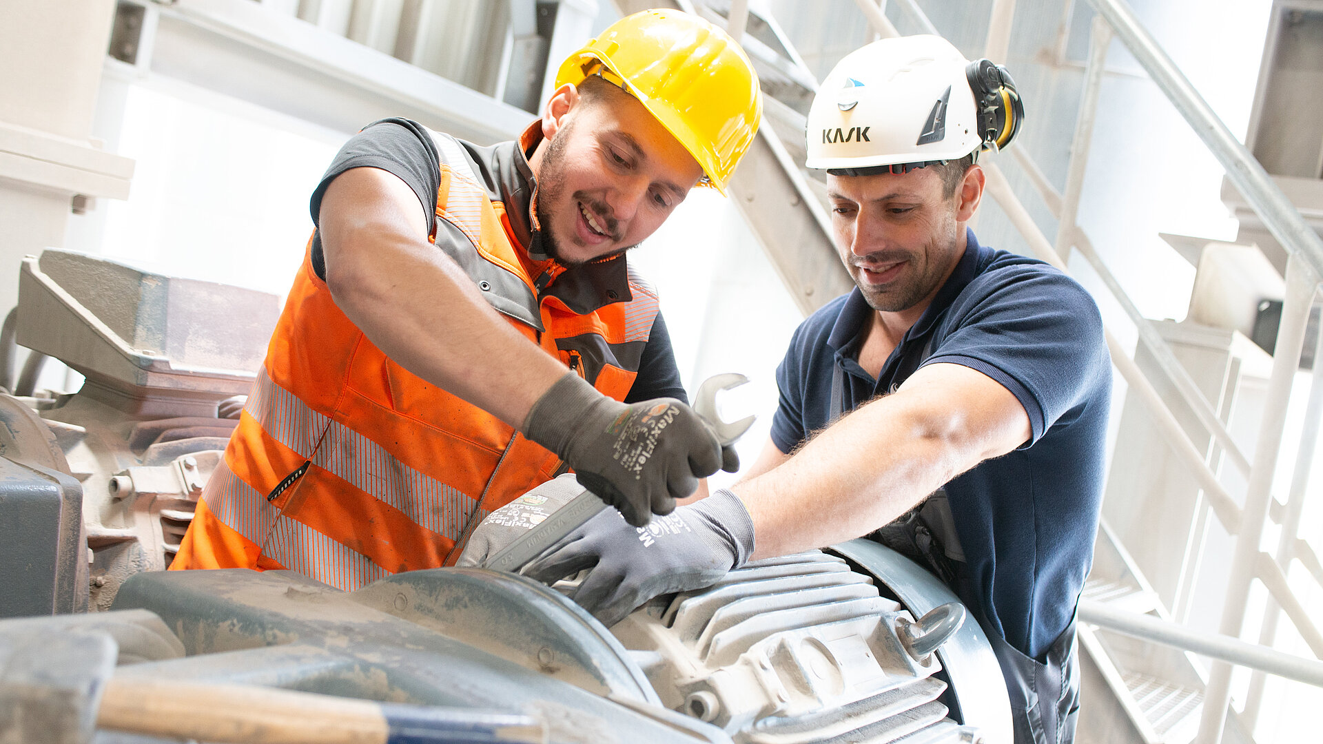 Mitarbeiter bei einer Motorreparatur im Asphaltmischwerk